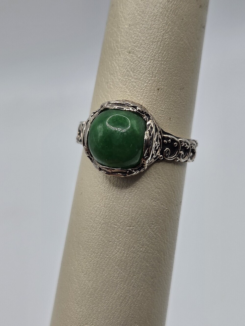 Vintage 925 Sterling Silver Burmese Green Jade Ring Size 8 Scrollwork Band - Picture 2 of 9